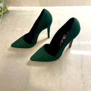 Beautiful Alice & Olivia Dina Green Calf hair heels. Never worn. Size 7